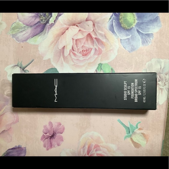 MAC COSMETICS- Studio Sculpt SPF15 Foundation {NW43} - Picture 11 of 13